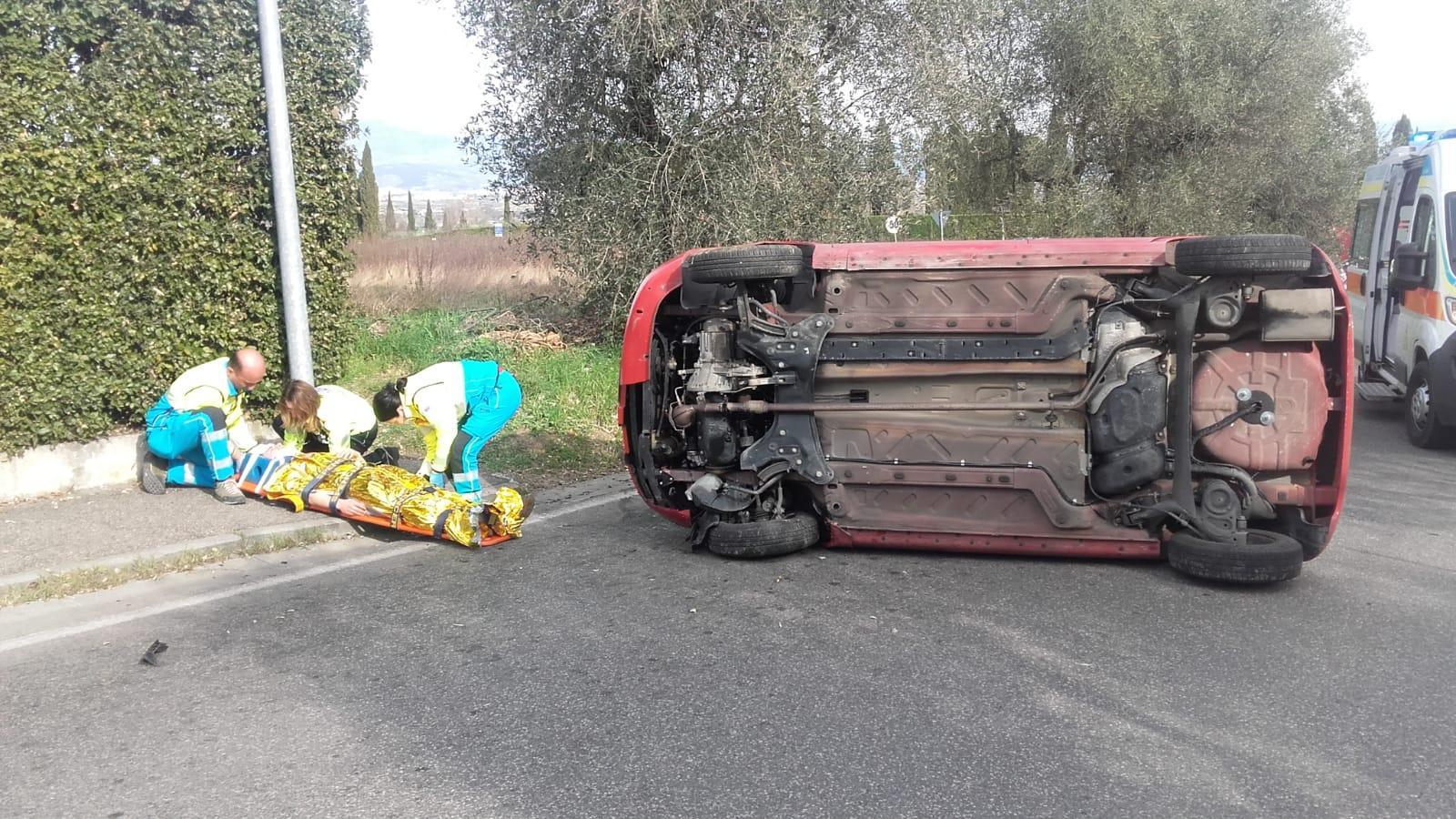 Diciottenne perde il controllo dell'auto e si ribalta: è grave
