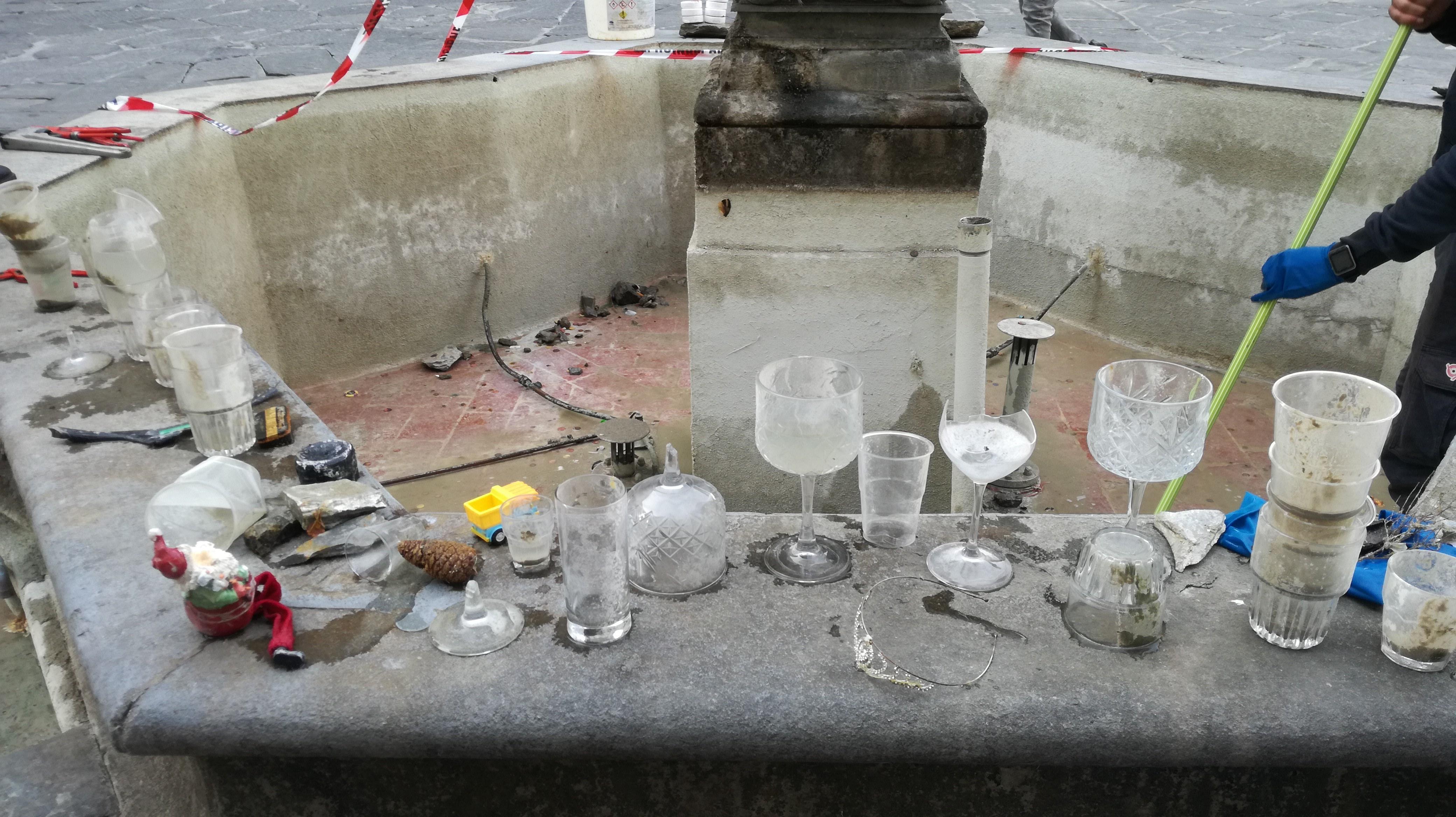 La fontana del Bacchino durante la pulizia