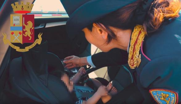 Non legano i figli ai seggiolini dell’auto Ritirata la patente a 15 genitori recidivi 