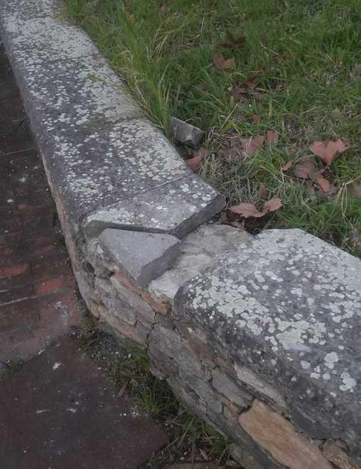 Vandali scatenati nell’area verde di Castelvecchio 