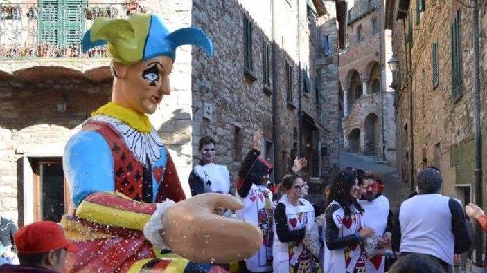 Coriandoli e divertimento al Carnevale suveretano
