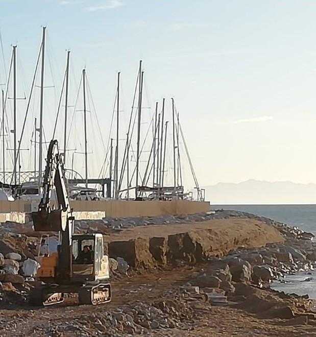 Erosione della costa aperto il cantiere per i lavori in mare 