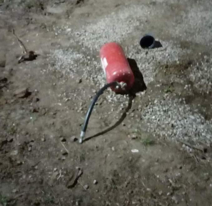 Vandali scaricano un estintore nel parco 