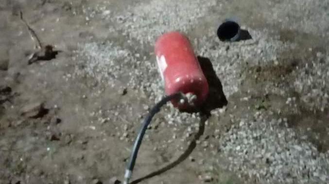 Vandali scaricano un estintore nel parco