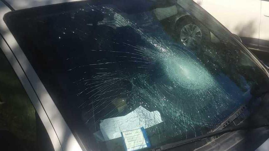 Armato di martello devasta i cruscotti delle auto dell’Asl