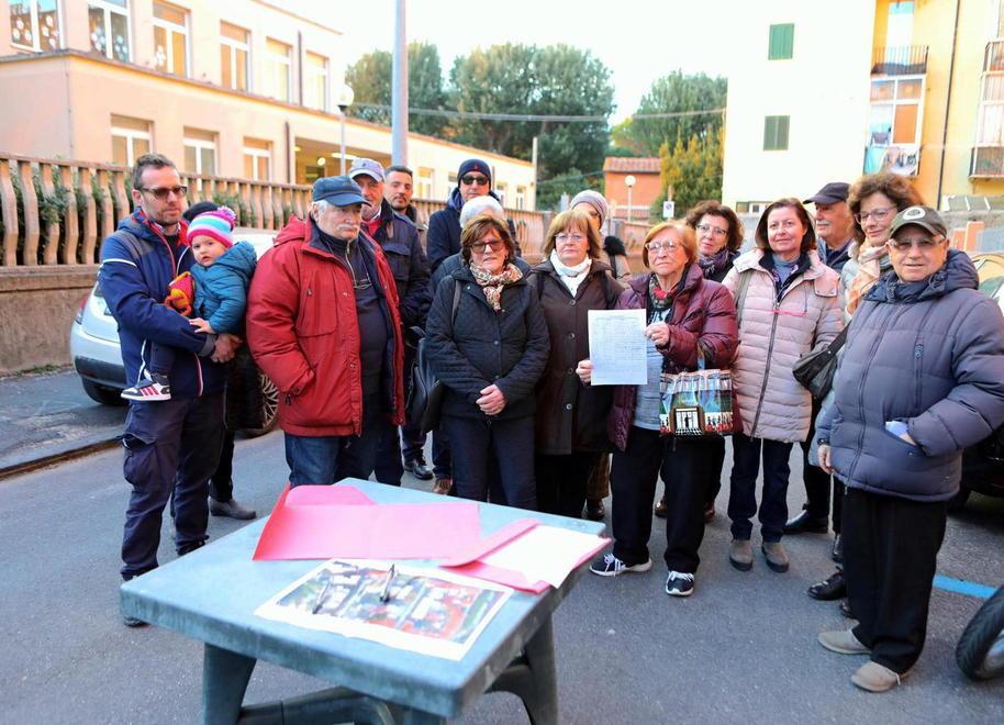 Raccolta di firme alle “Brin” contro la mega antenna davanti a scuola  