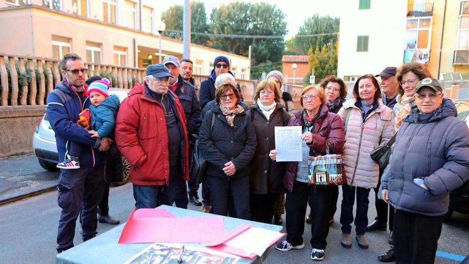 Raccolta di firme alle “Brin” contro la mega antenna davanti a scuola