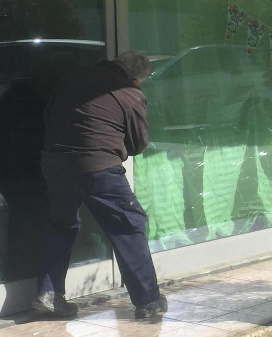 Distruggono la vetrata del bar, messi in fuga dai carabinieri 