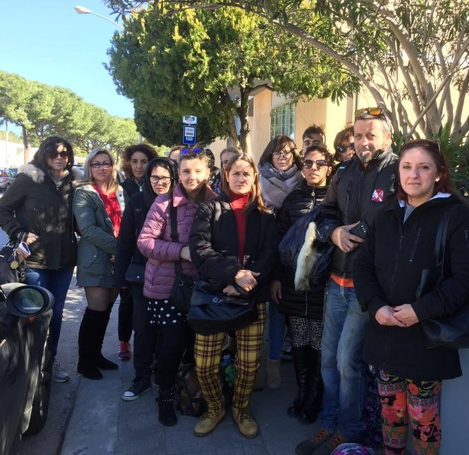 «Troppi supplenti, lasciamo i bimbi a casa» 