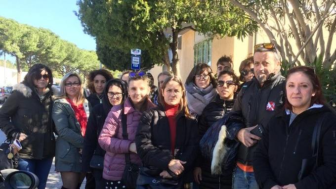 «Troppi supplenti, lasciamo i bimbi a casa»