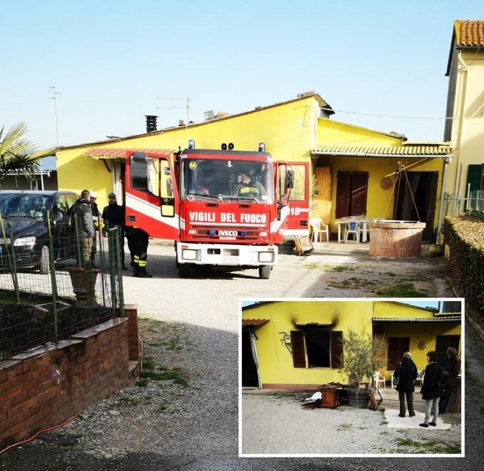 Prigioniero nella casa in fiamme: è grave 