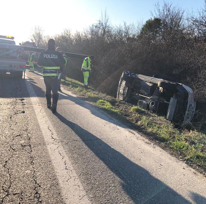 Code e disagi in tangenziale per auto nel fossato 