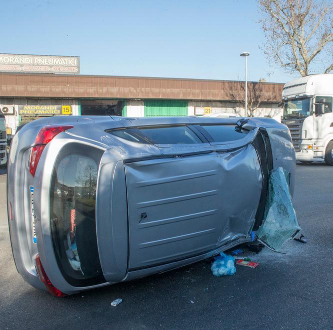 Si ribalta un Suv: due feriti non gravi