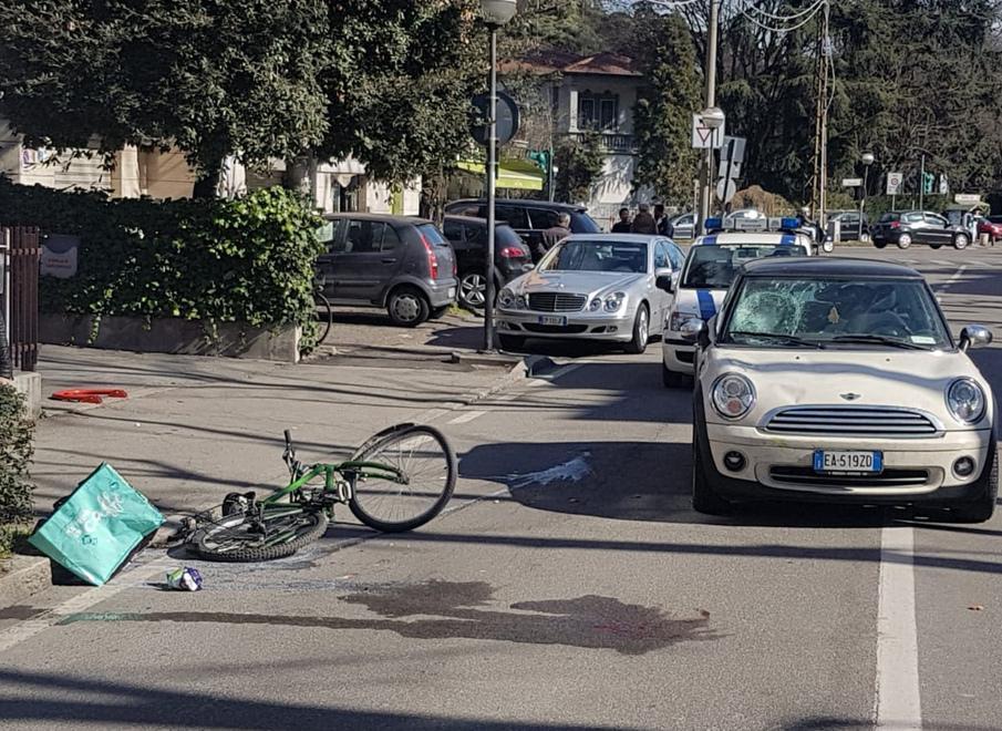 Un 54enne in bicicletta centrato da un’auto