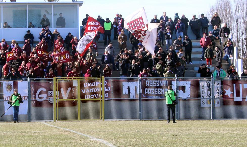 La divergenza tra i tifosi applausi allo stadio e fischi sui social network 