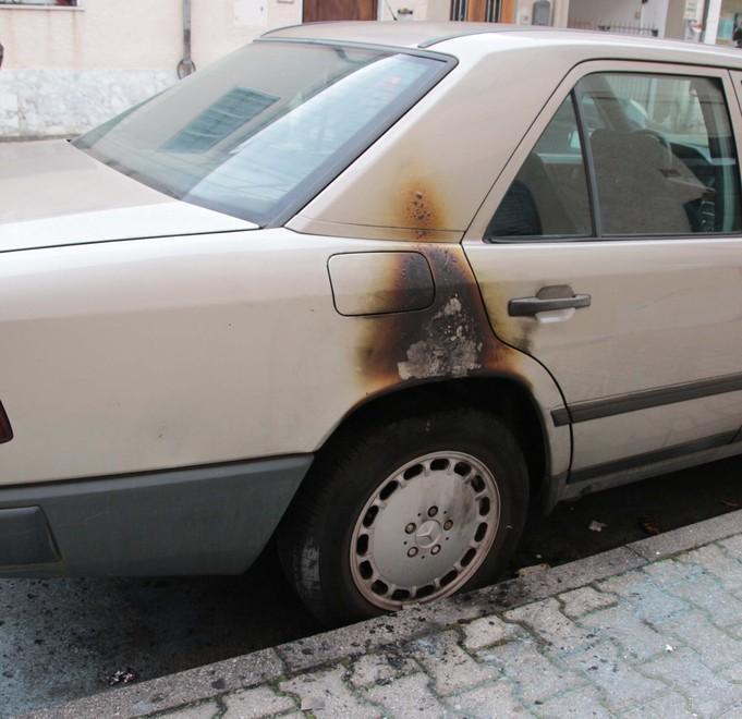 Cerca di dare fuoco a un’auto, i passanti spengono l’incendio 