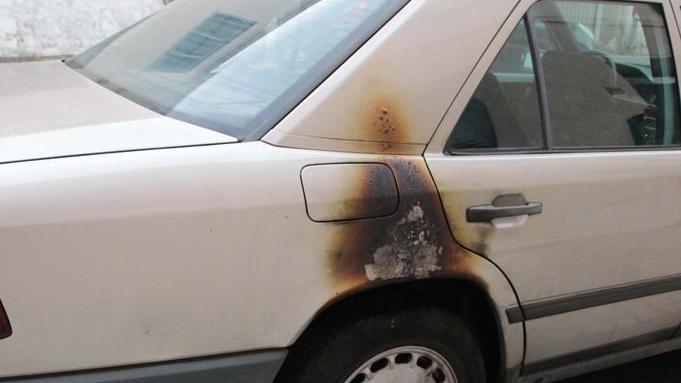 Cerca di dare fuoco a un’auto, i passanti spengono l’incendio