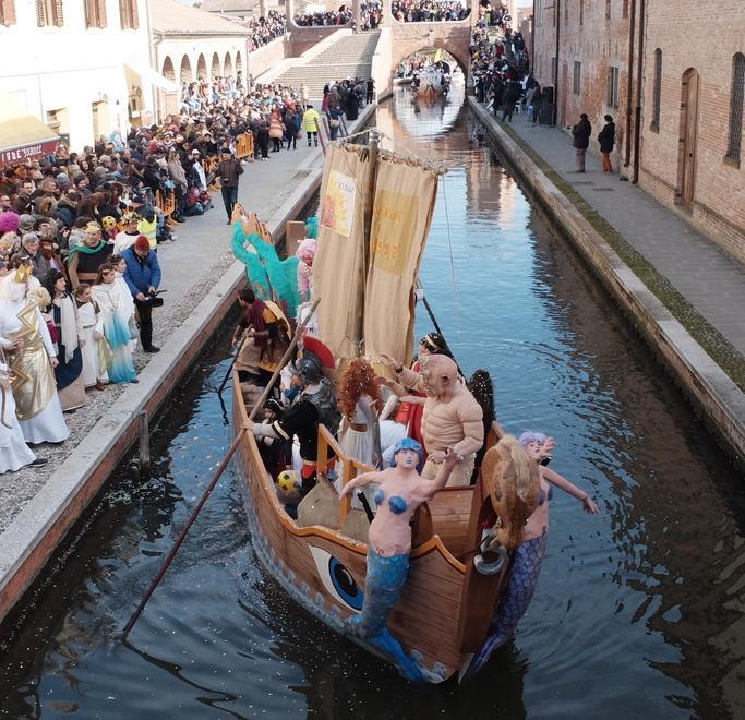 Vandali danneggiano due barche del Carnevale 