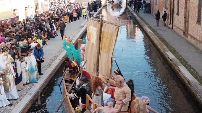 Vandali danneggiano due barche del Carnevale