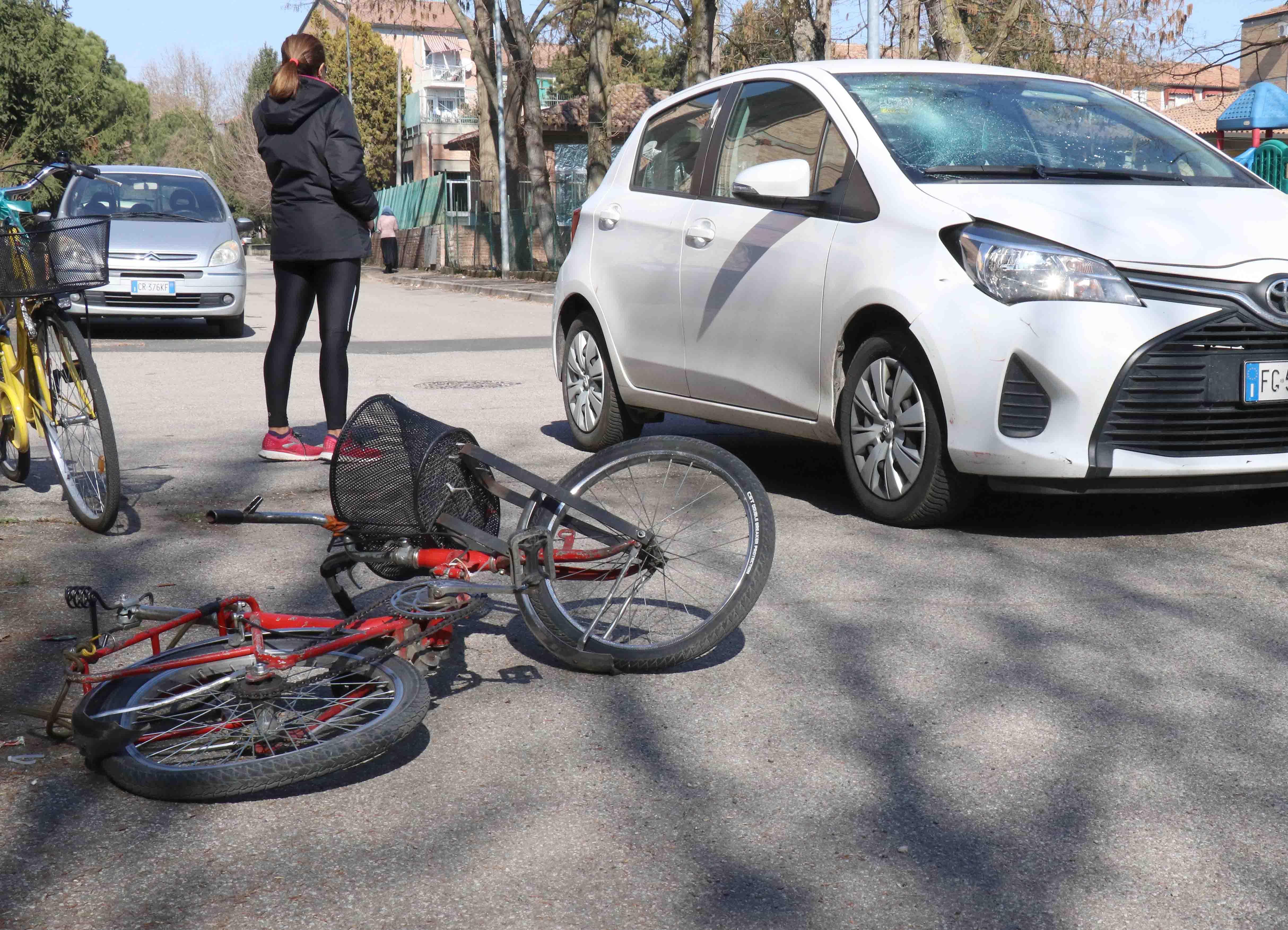 Investito all'incrocio, ciclista sbalzato a terra