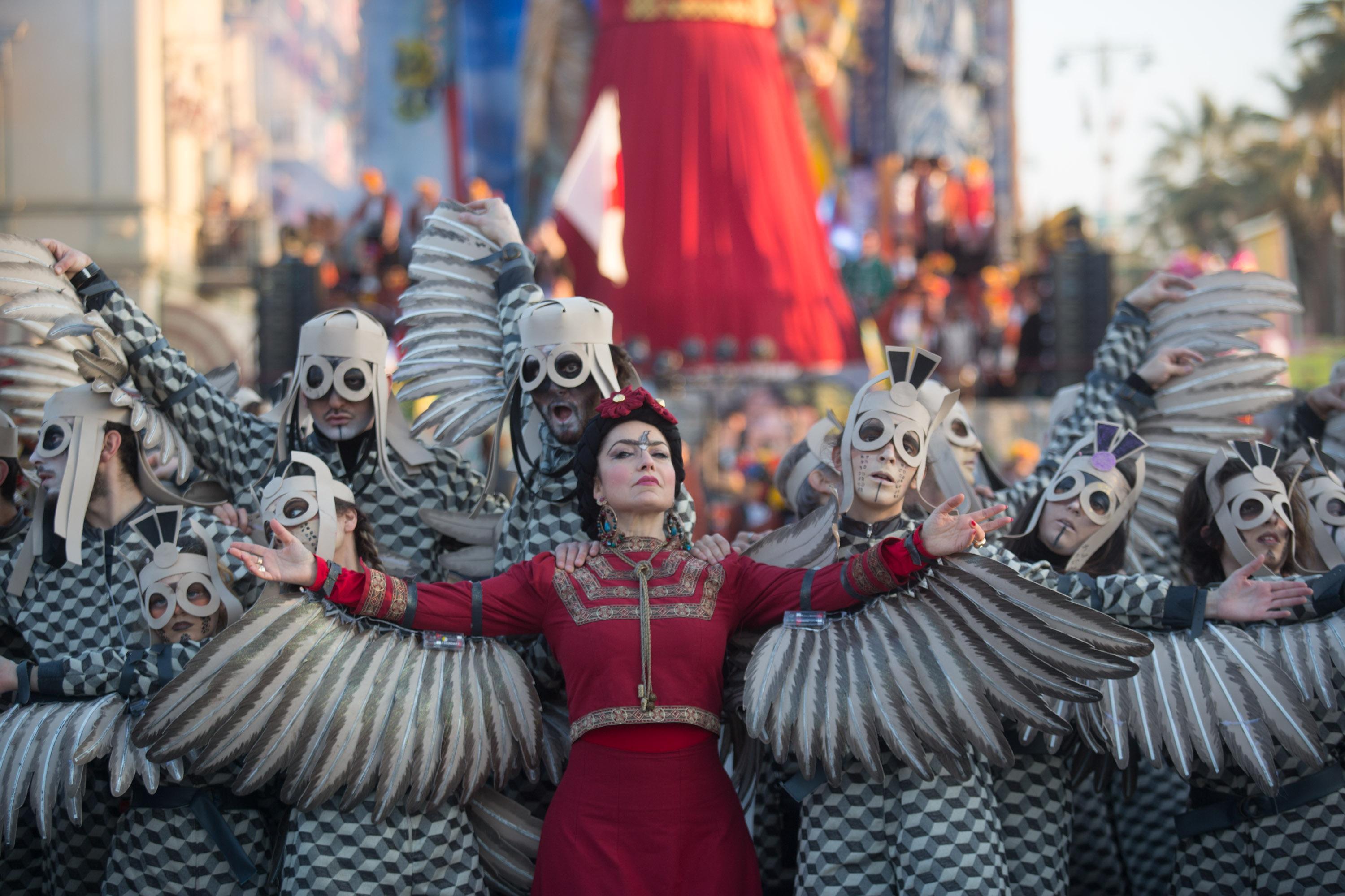 Il Carnevale delle polemiche: la tristezza e le coreografie mettono in ombra i carri