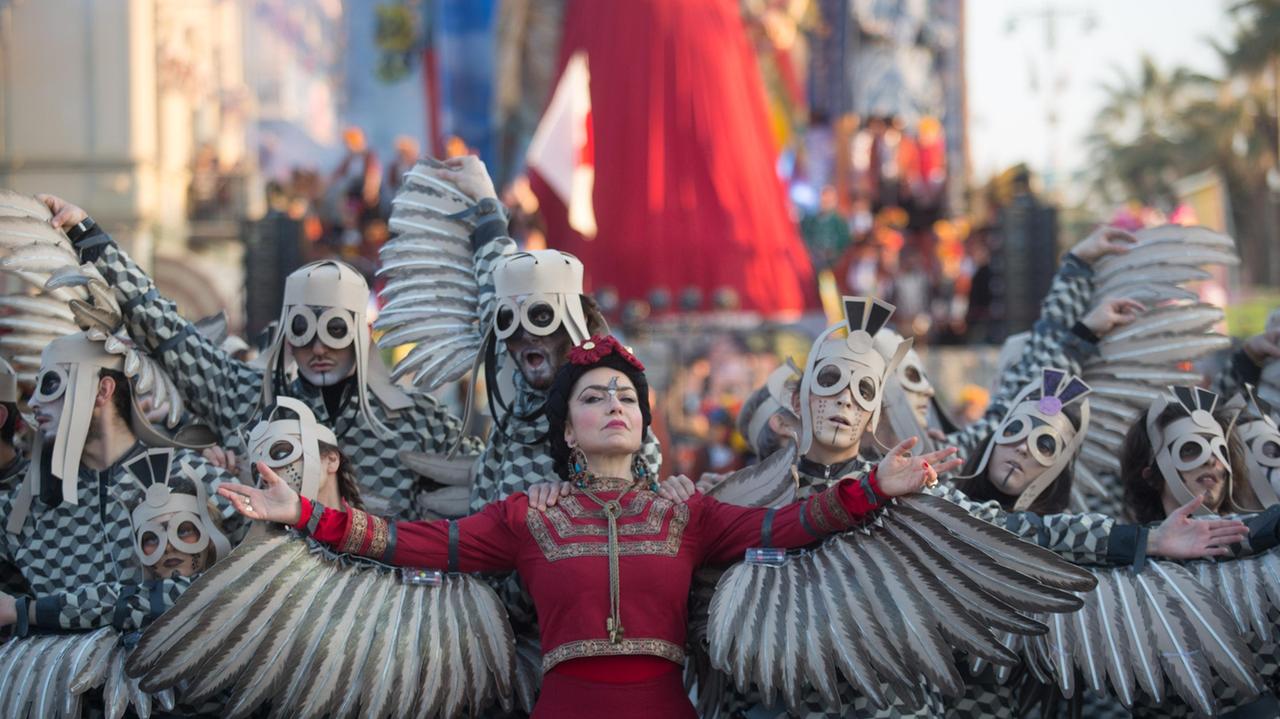 Il Carnevale delle polemiche: la tristezza e le coreografie mettono in ombra i carri