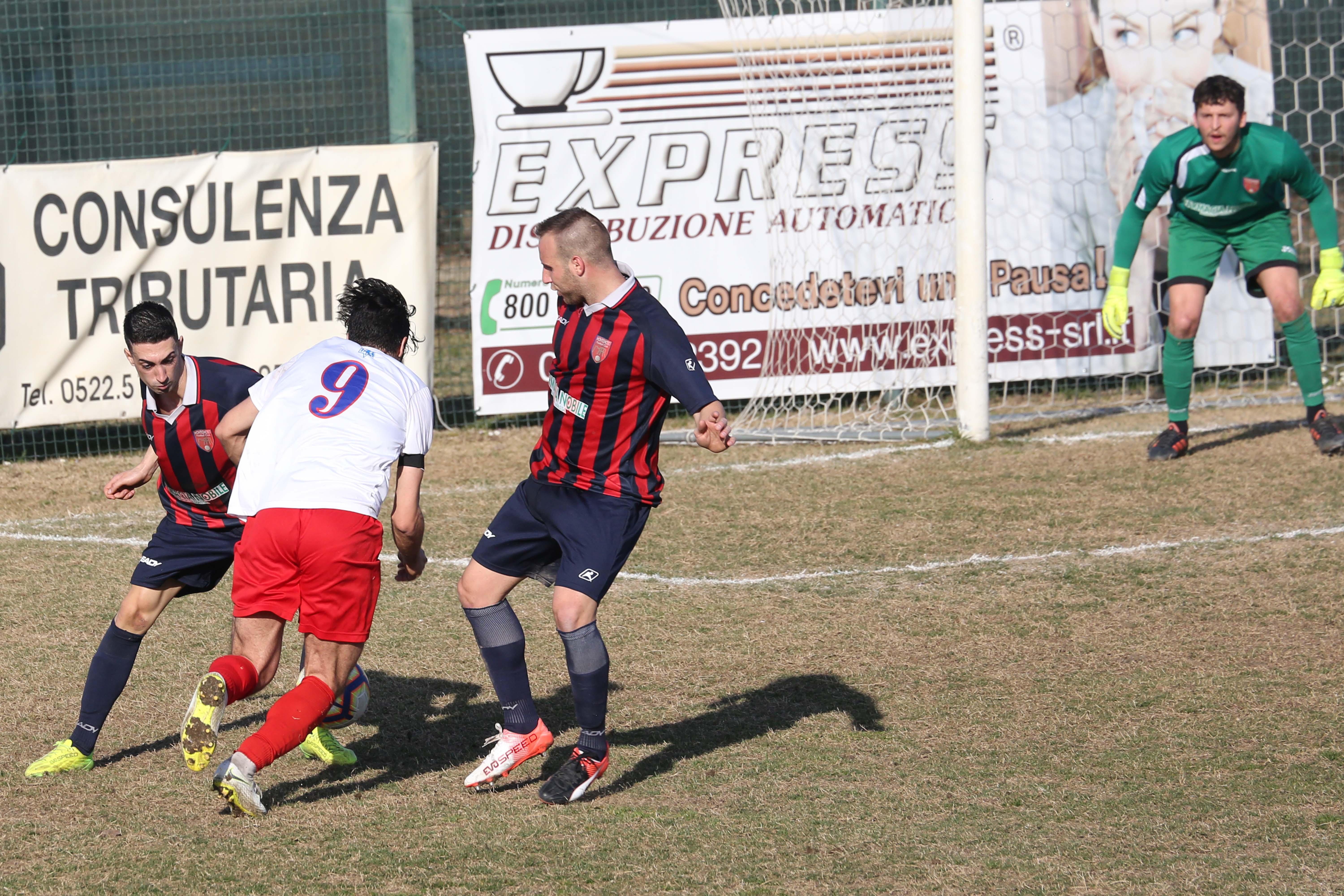 Il bomber rossoblù Formato a tu per tu con il portiere del Montignoso , Frongillo, il migliore dei 22 in campo