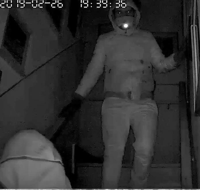 Rubano nelle case di due anziane decedute 