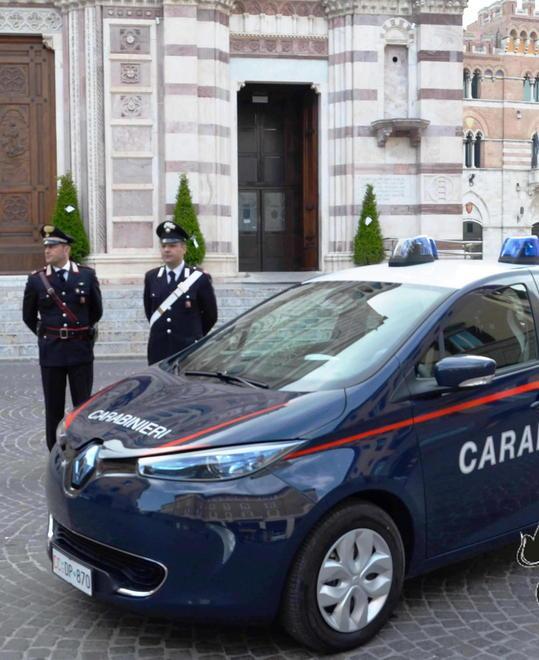 Ruba borsa dall’auto Trentenne denunciato