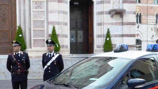 Ruba borsa dall’auto Trentenne denunciato