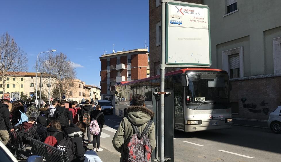 Via dall’aula 15 minuti prima per il bus Il problema mai risolto dei pendolari 