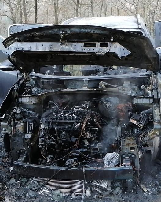 Auto distrutta dalle fiamme