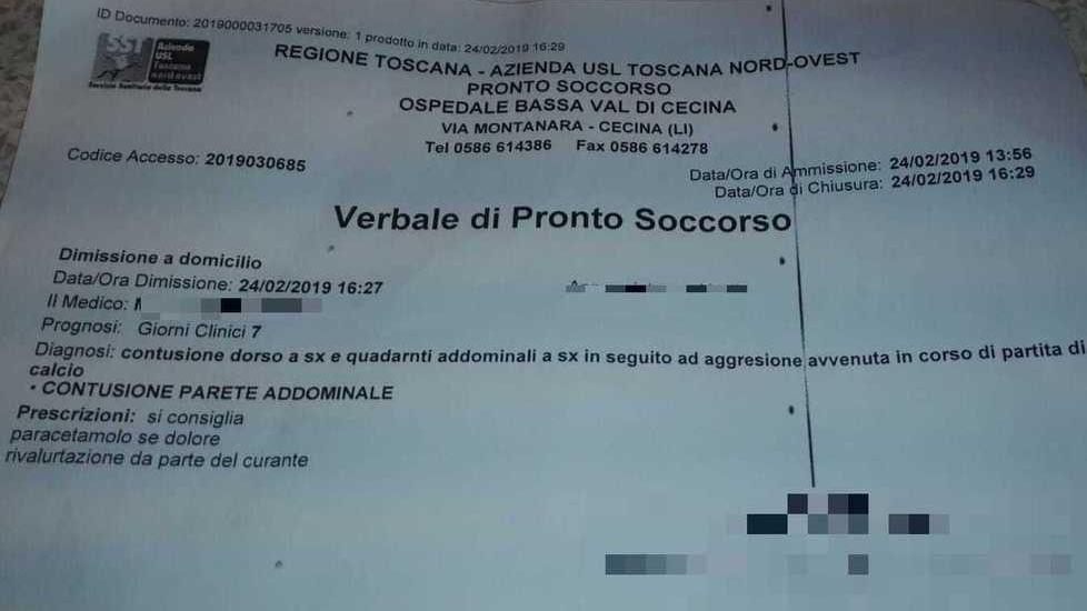 Il referto medico consegnato ai genitori del ragazzino dal pronto soccorso dell’ospedale di Cecina, dove è andato per farsi refertare
