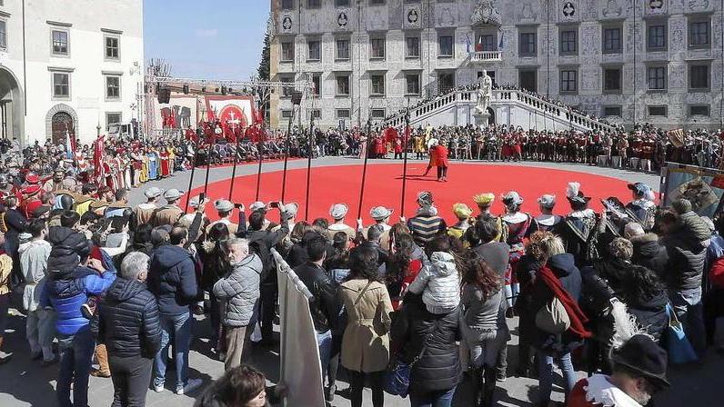 Torna la cerimonia del raggio di sole ma “saltano” i fuochi
