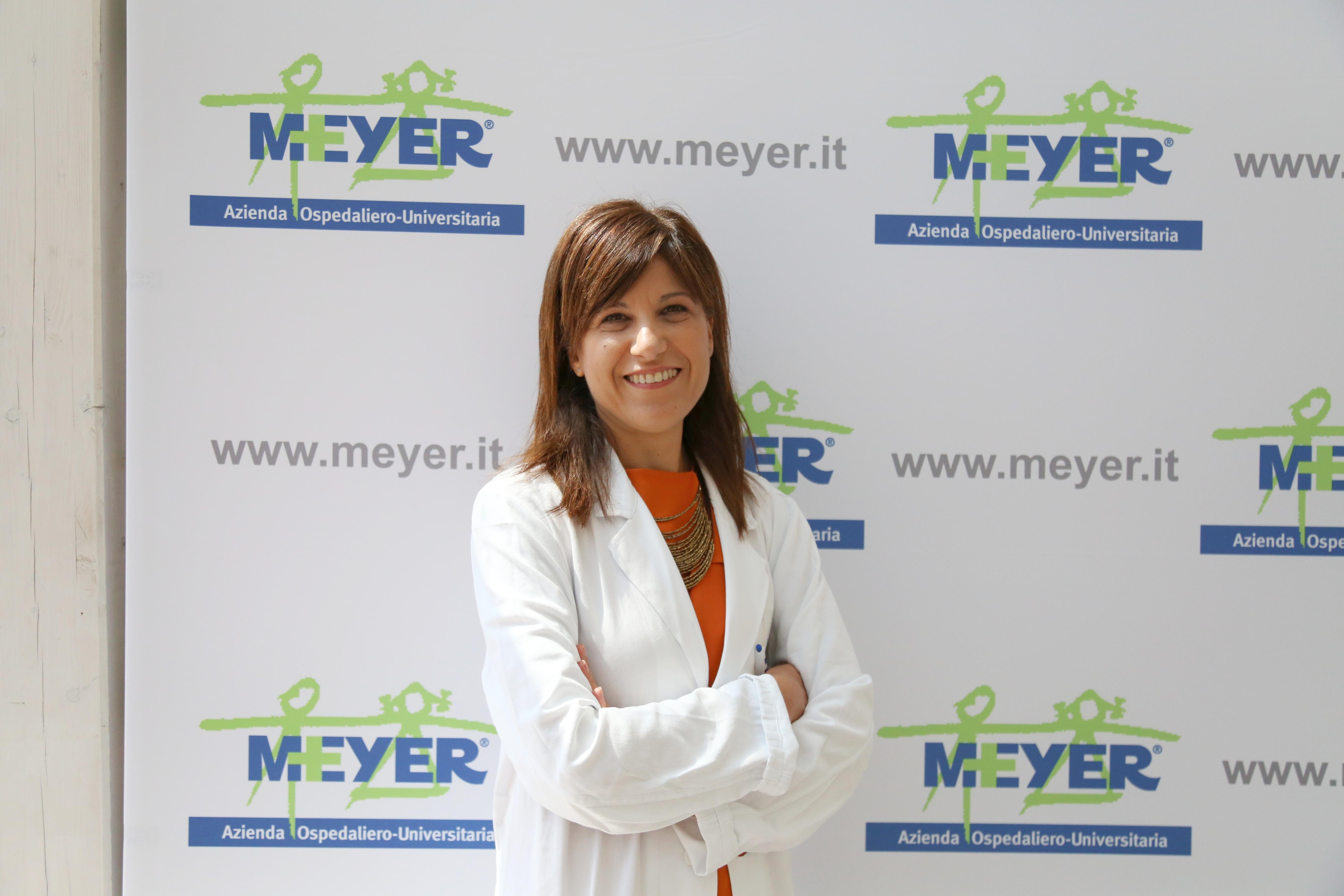 Nella foto grande la dottoressa Tiziana Pisano, responsabile della struttura della Psichiatria dell’infanzia e adolescenza del Meyer, dove opera un’equipe formata da neuropsichiatri, psicologhe, dietiste, infermieri e operatori socio-sanitari. Dall’alto due immagini dell’ospedale pediatrico Meyer di Firenze che, per la psichiatria dell’infanzia e dell’adolescenza, ha anche 3 posti letto per i ricoveri