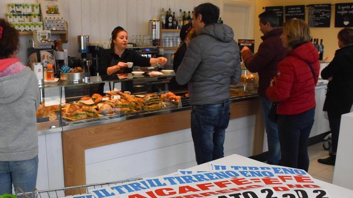 Grosseto, scatoloni abbandonati e parcheggio selvaggio