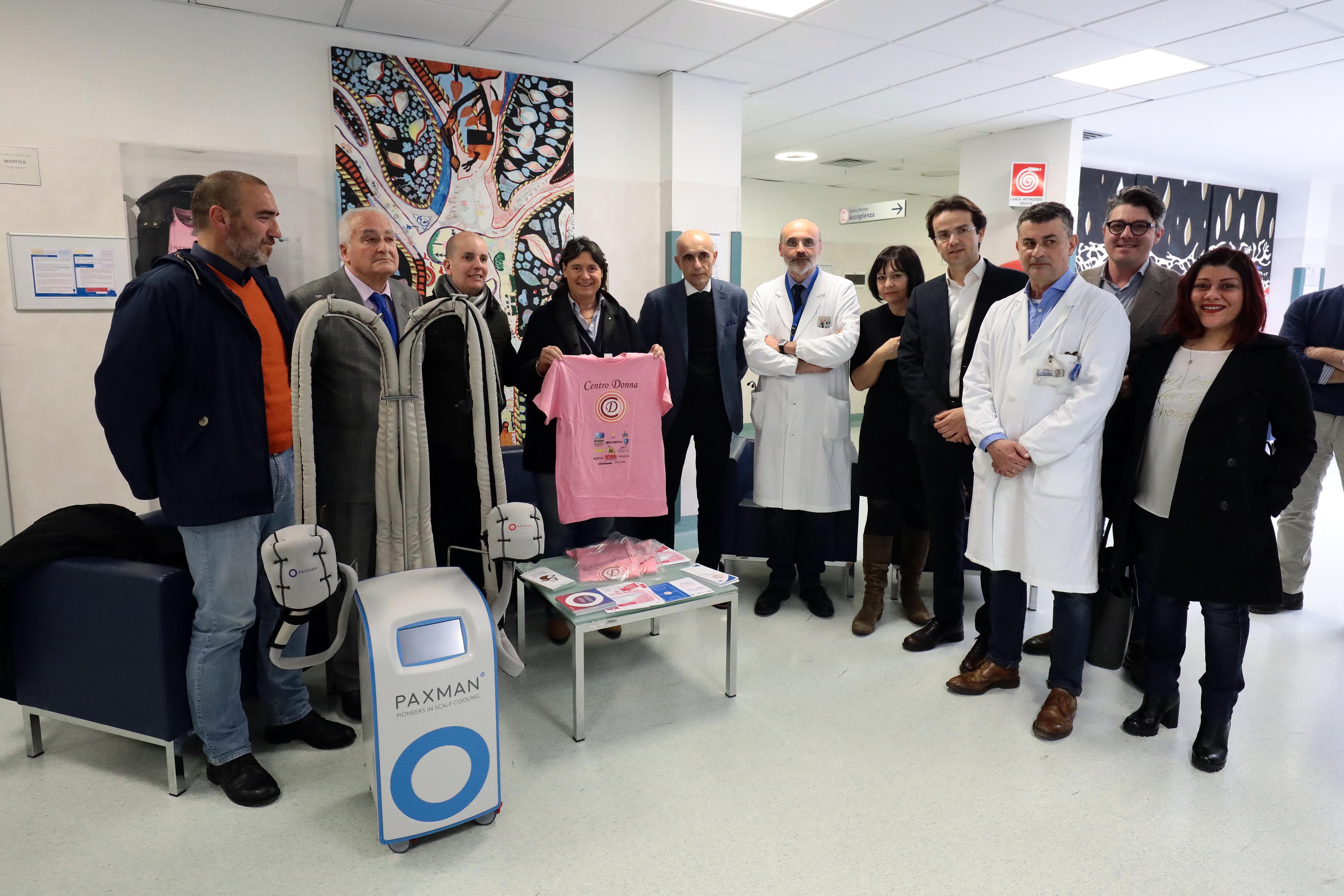 Casco salvacapelli per le pazienti sottoposte alla chemioterapia 