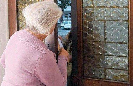 Un falso tecnico del gas svaligia la casa di una 80enne 