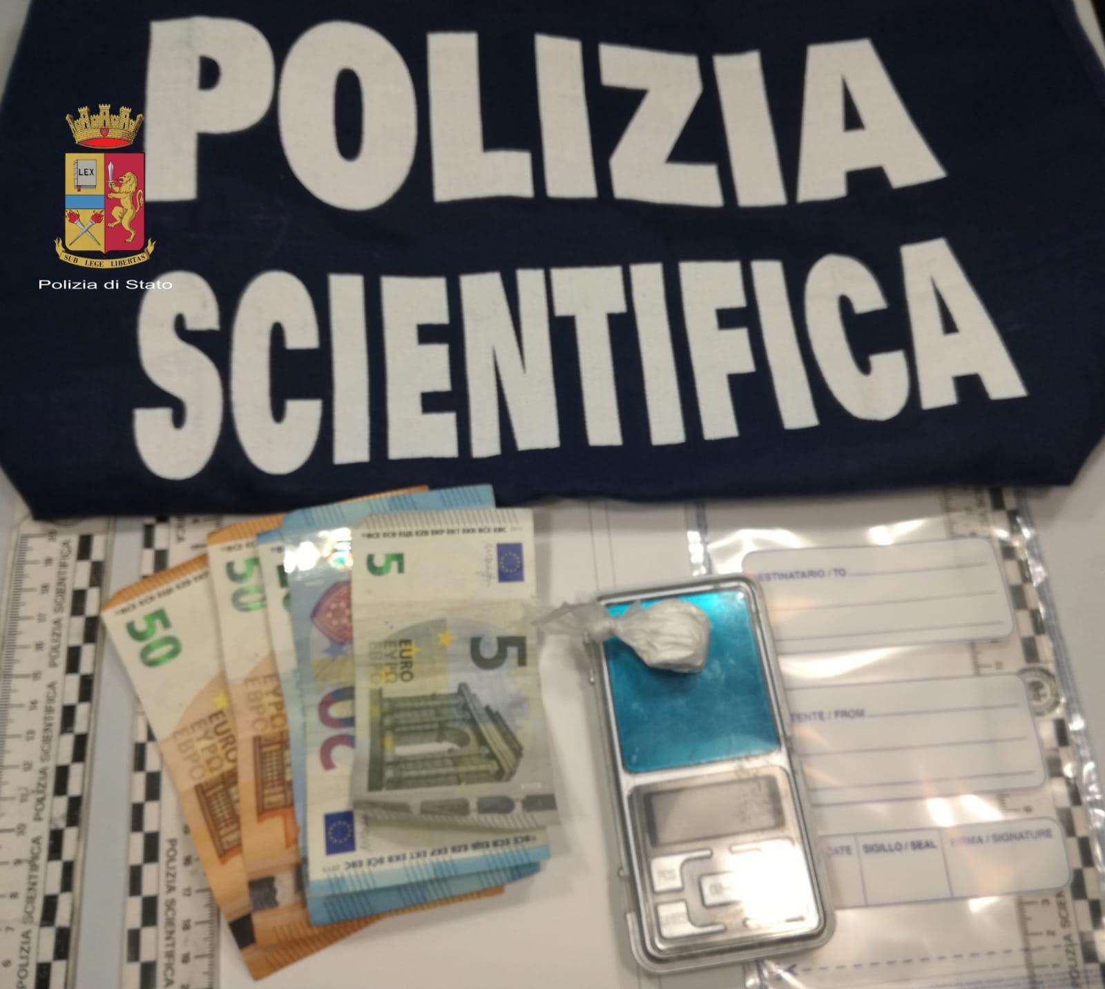 I soldi e la droga sequestrati dalla polizia