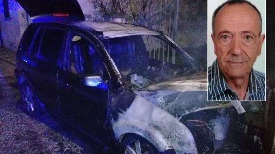 L'auto di Piero Costia (nel riquadro) bruciata da una delle sue vittime