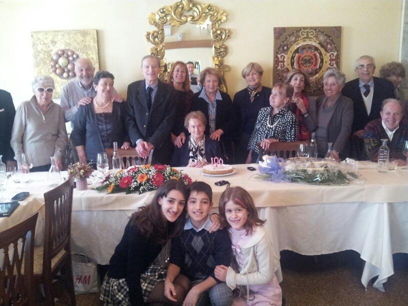 Alva Canti festeggia i 105 anni con la sua famiglia