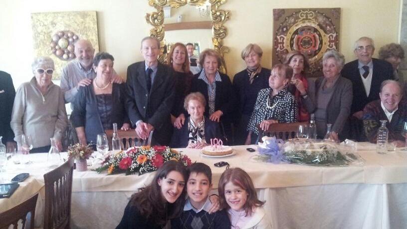 Alva Canti festeggia i 105 anni con la sua famiglia