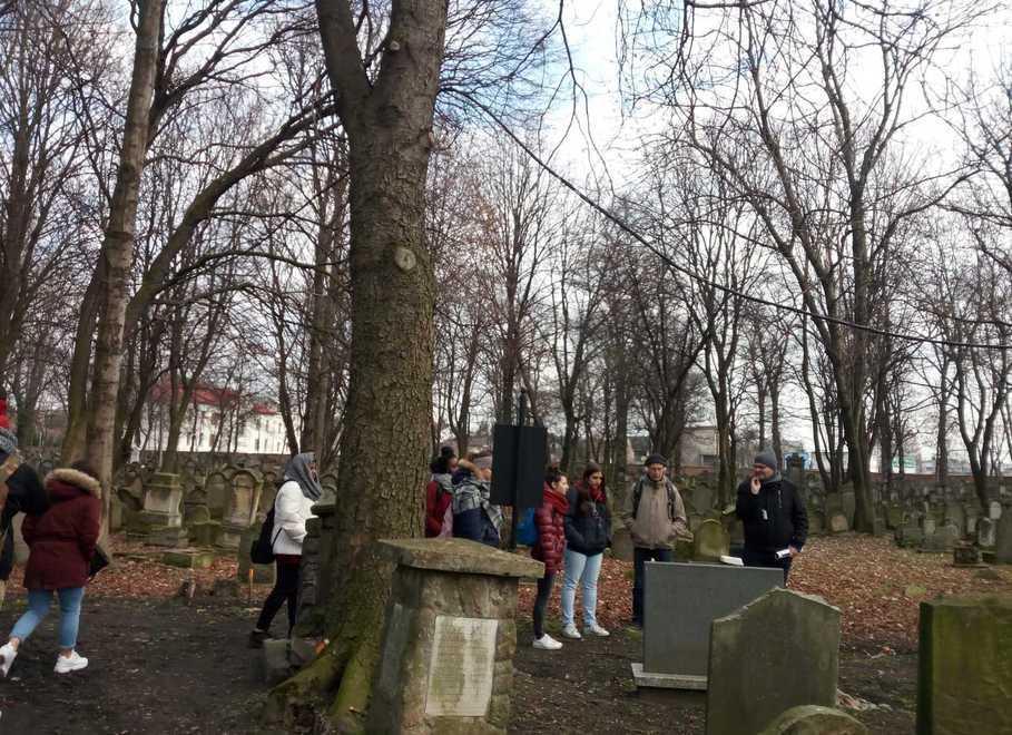 Viaggio della Memoria, studenti reggiani nel bosco in cui furono trucidati migliaia di uomini e 800 bambini 