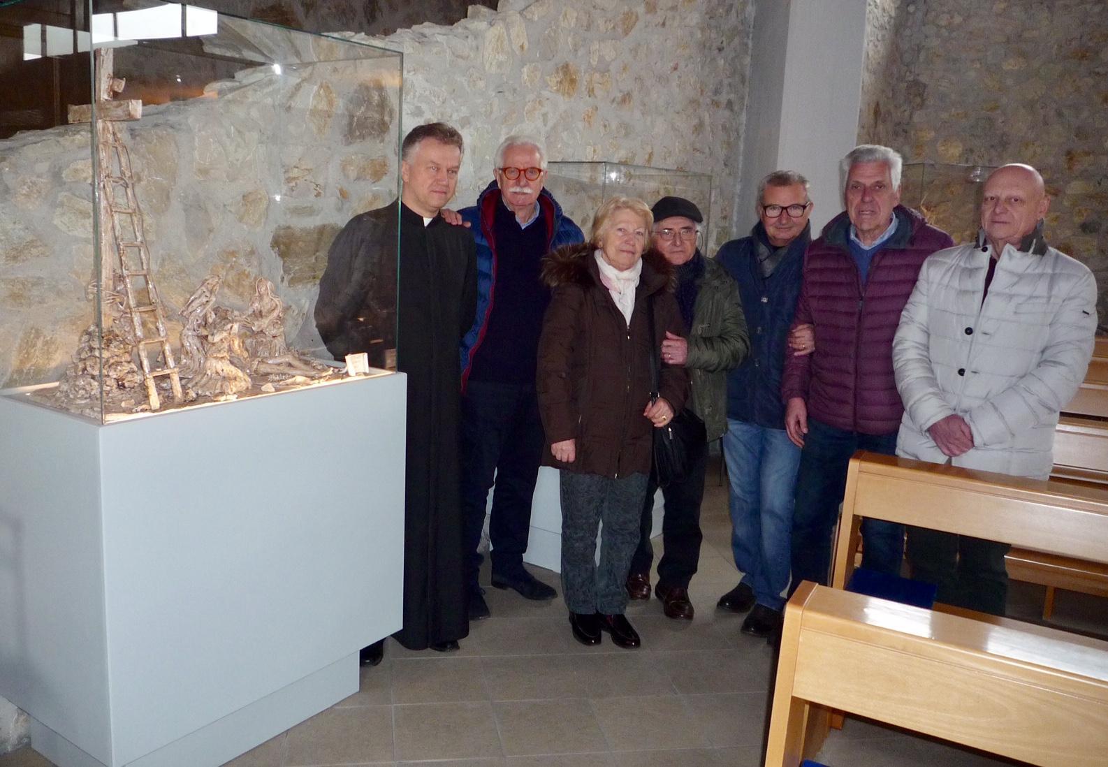 La presentazione delle statuette in ceramica della Via Crucis