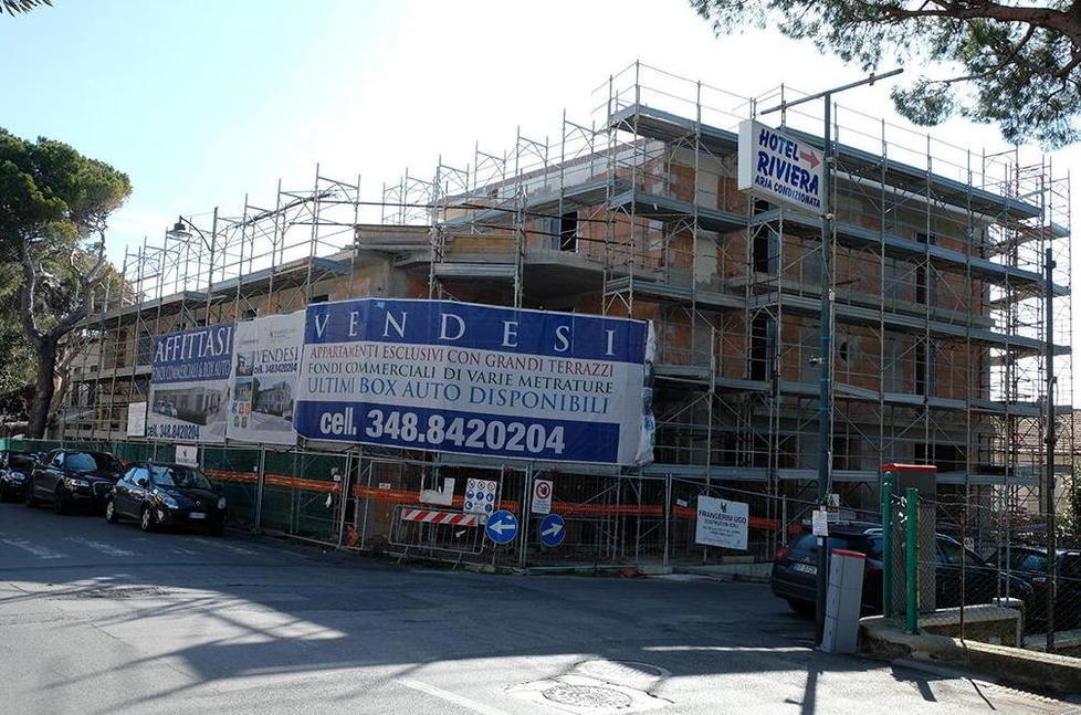 Il cantiere dell'ex cinema a Castiglioncello