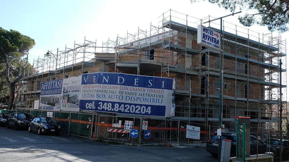 Il cantiere dell'ex cinema a Castiglioncello