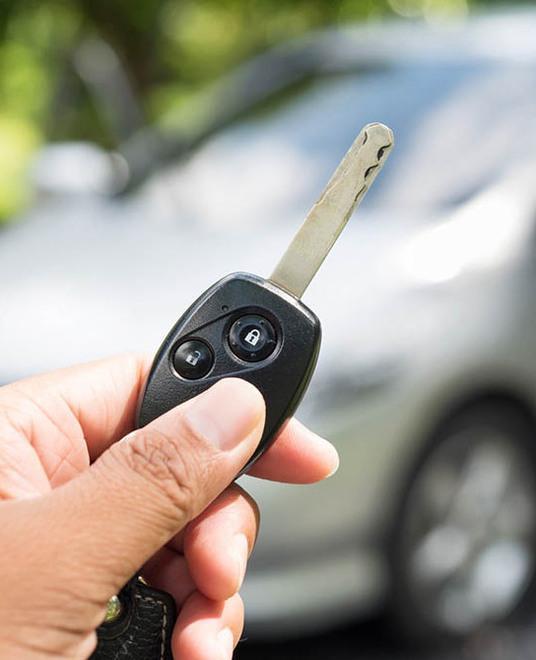 Modena «Dammi 150 euro o non ti porto le chiavi dell’auto»: a processo 