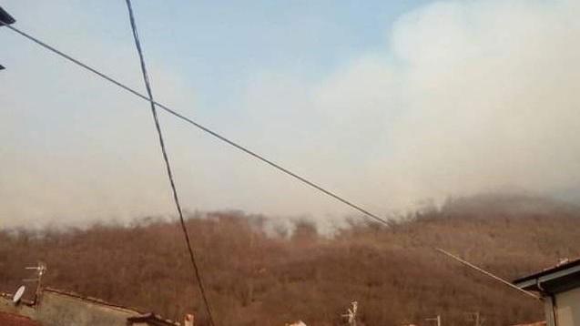 Dopo la grande paura è stato circoscritto l’incendio di Limano