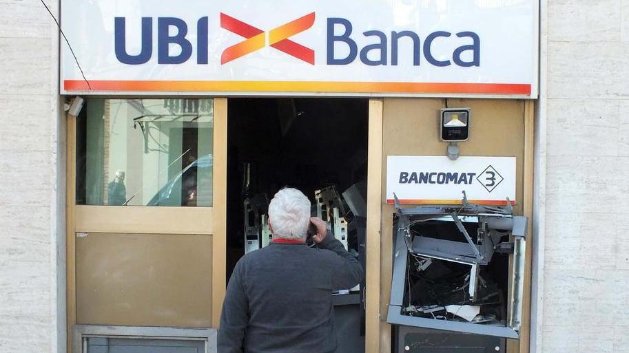 Fanno esplodere bancomat e fuggono con 50mila euro