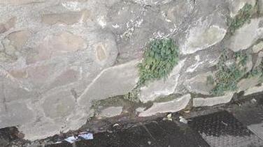 Quella perdita di acqua dal muro di via Fratti dura da più di un anno